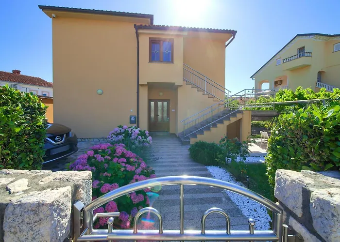 Bazina - Airconditioning, Parking, 500m From The Apartment
