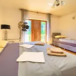 Bazina - Airconditioning, Parking, 500m From The 公寓