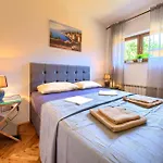 Bazina - Airconditioning, Parking, 500m From The