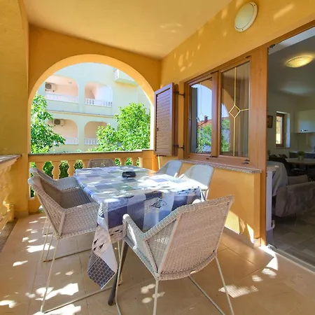 アパート Bazina - Airconditioning, Parking, 500m From The *